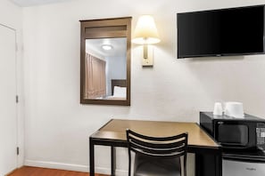 Schreibtisch, schallisolierte Zimmer, Bügeleisen/Bügelbrett