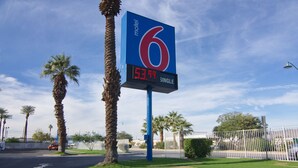 Une enseigne de motel avec un écran numérique indiquant un prix de 2,99 $ pour une chambre individuelle.