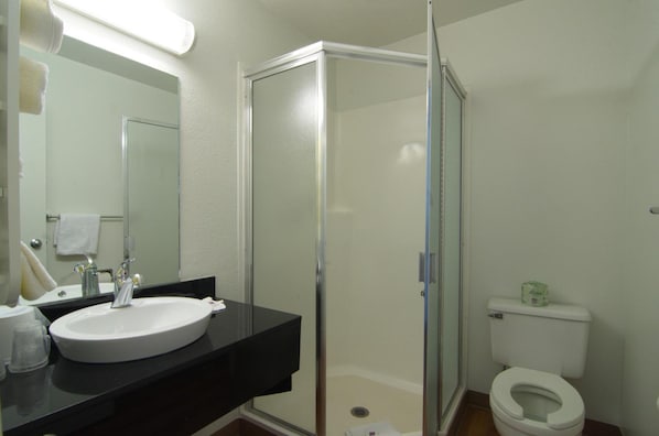 Ensemble douche/baignoire, serviettes fournies