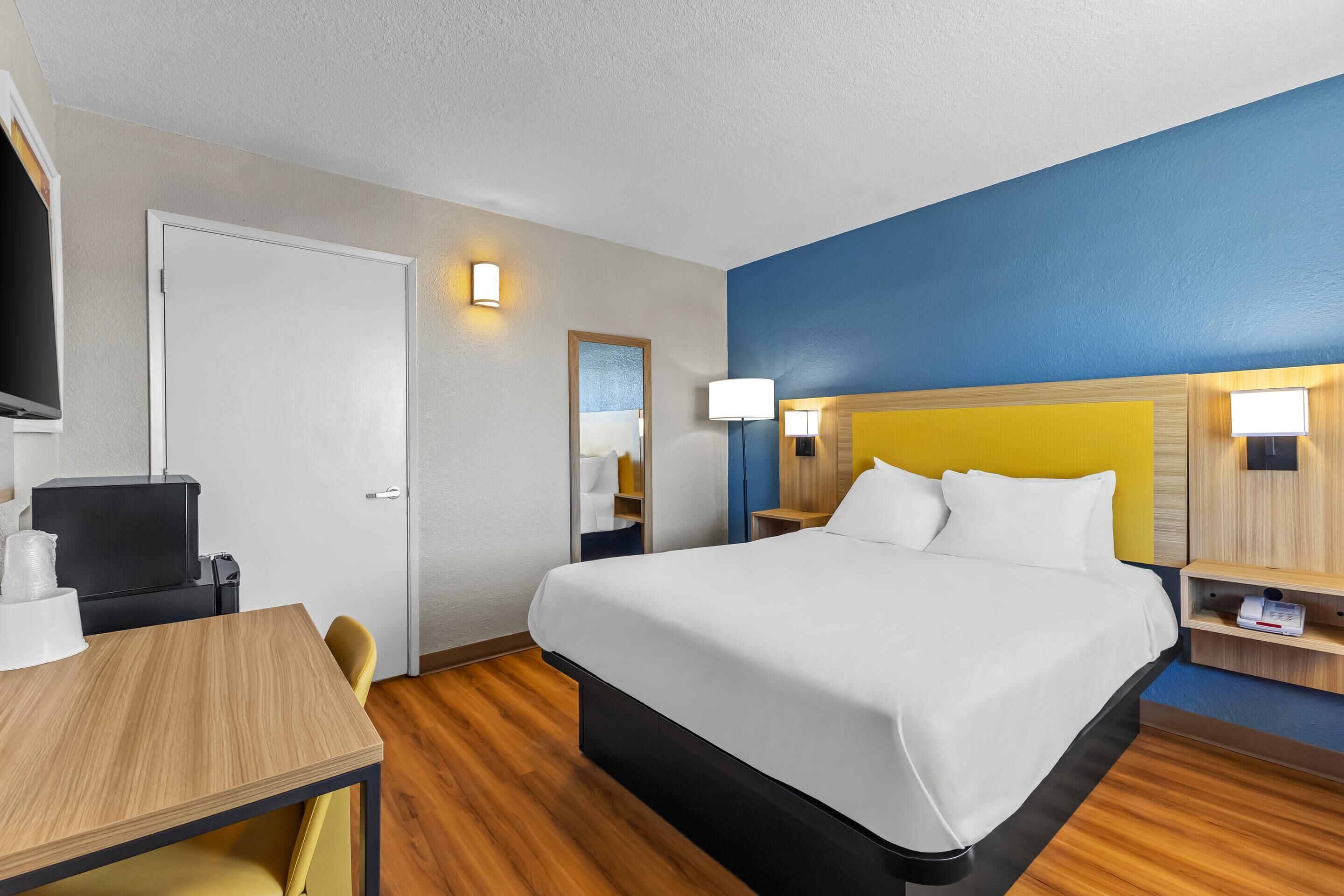 Room, 1 Queen Bed, Accessible, Non Smoking | Desk, free WiFi, bed sheets, alarm clocks