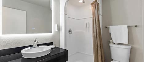 Bañera con ducha, toallas