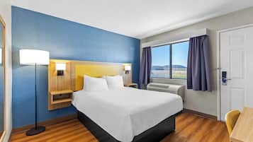 Room, 1 Queen Bed, Accessible, Non Smoking | Desk, free WiFi, bed sheets, alarm clocks