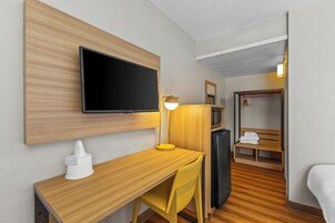Escrivaninha, Wi-Fi de cortesia, roupa de cama, despertadores