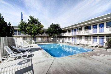 Una piscina al aire libre