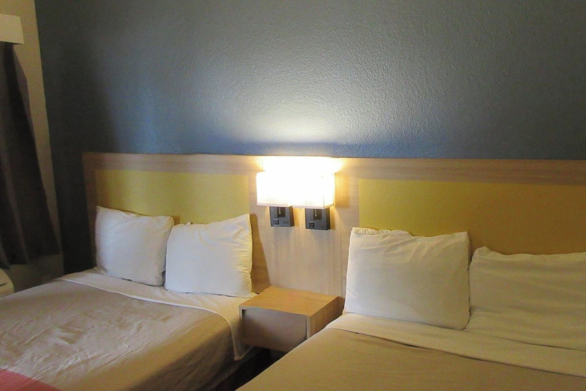 Bureau, Wi-Fi gratuit, draps fournis, réveils