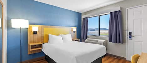 Standard Room, 1 Queen Bed, Non Smoking | Desk, free WiFi, bed sheets, alarm clocks