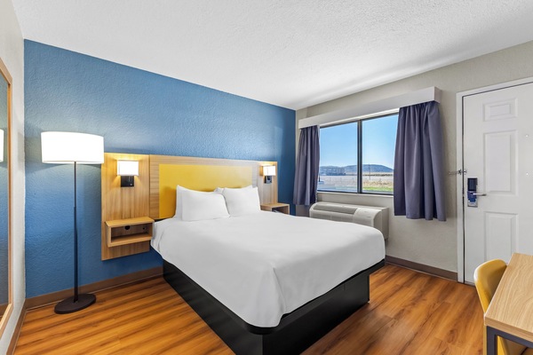 Standard Room, 1 Queen Bed, Non Smoking | Desk, WiFi (free), alarm clocks, bed sheets