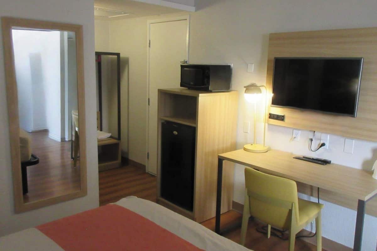 Bureau, Wi-Fi gratuit, draps fournis, réveils