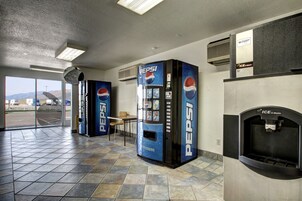 华丽客房, 1 张大床, 吸烟房 | 自动售货机