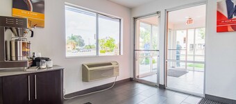 Motel 6 Bakersfield, CA - Airport