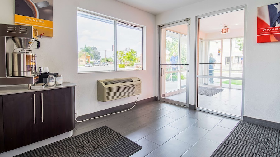 Motel 6 Bakersfield, CA - Airport