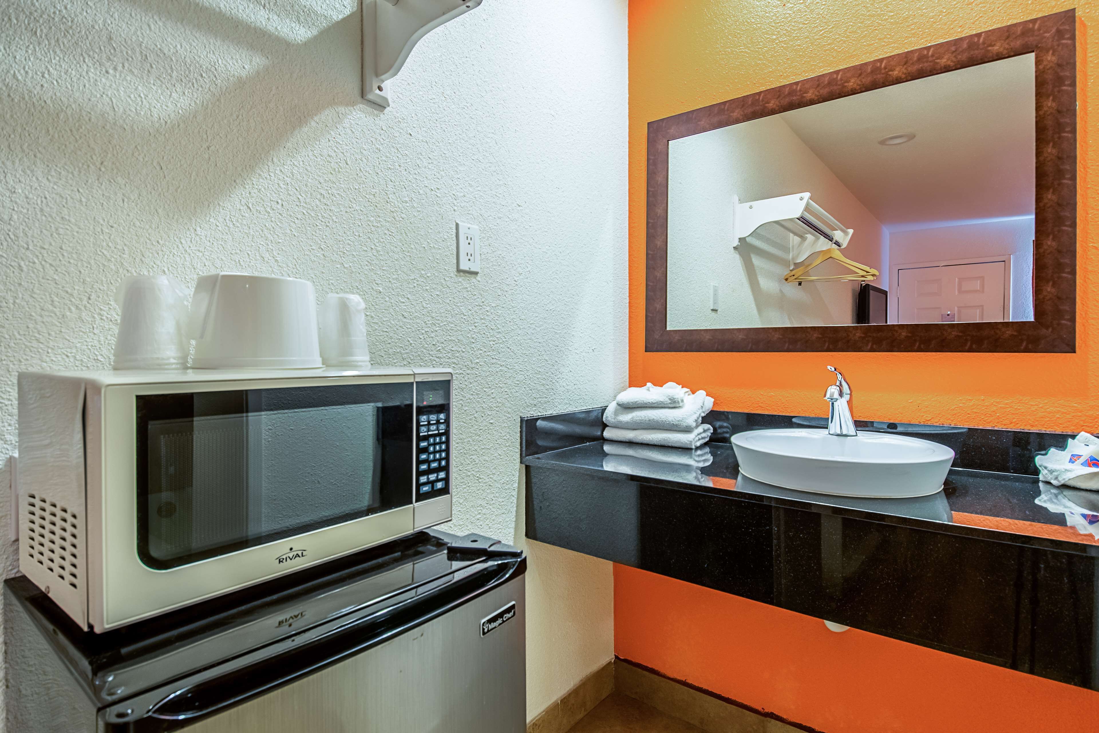 واي فاي مجانًا وملاءات أسرّة