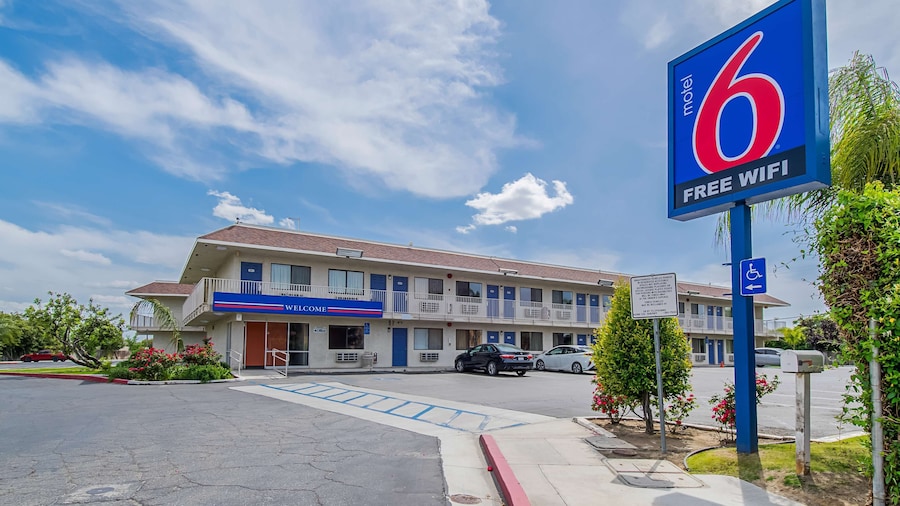 Motel 6 Bakersfield, CA - Airport