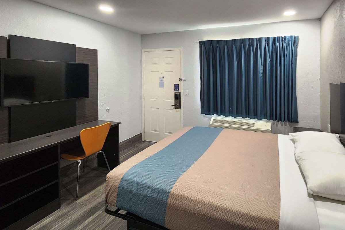 Desk, laptop workspace, free WiFi, bed sheets