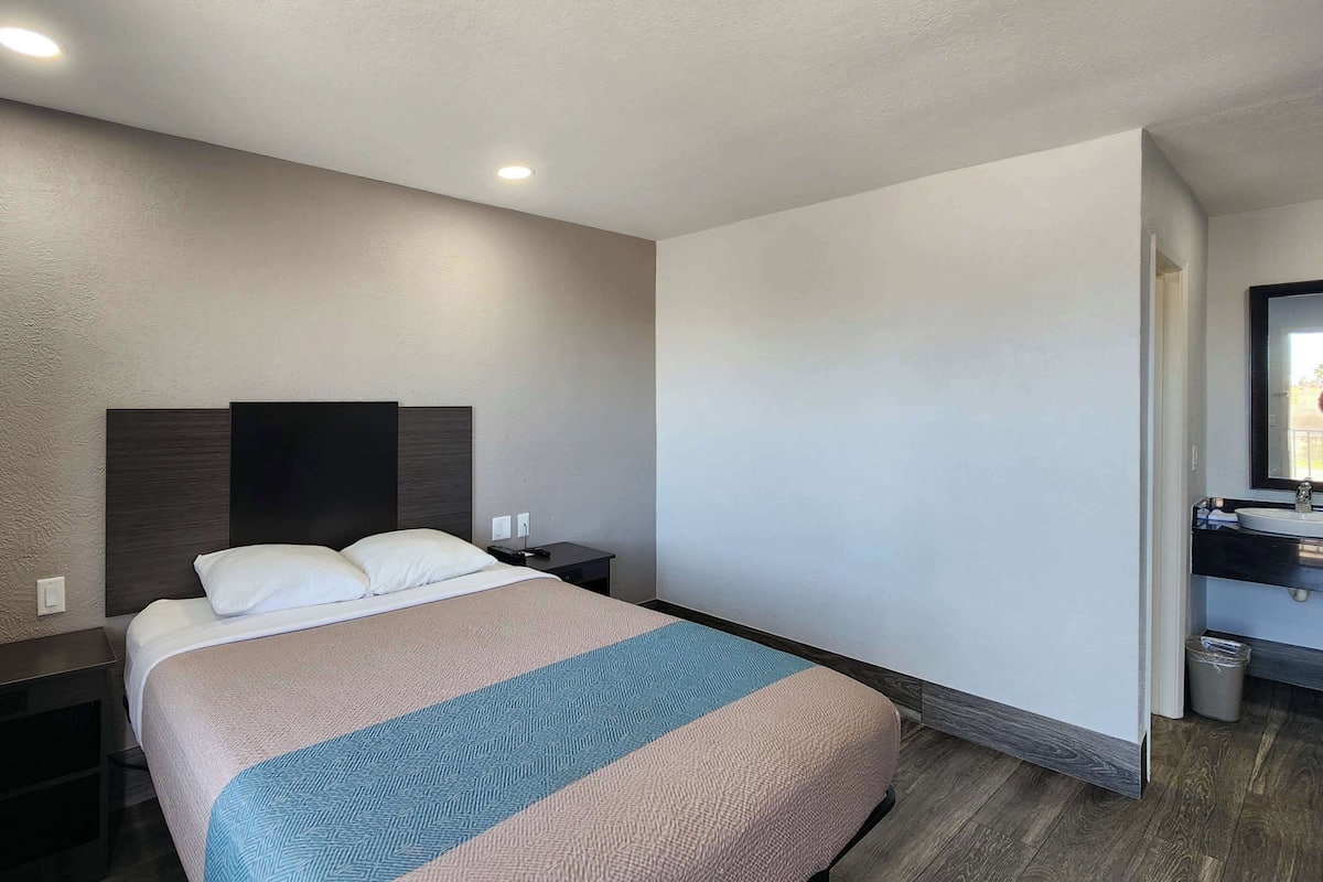 Desk, laptop workspace, free WiFi, bed sheets