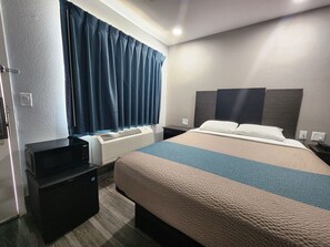 Desk, laptop workspace, free WiFi, bed sheets - Motel 6 Galveston, TX (Galveston)