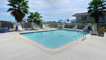 Utendørsbasseng, bassengparasoller og solsenger