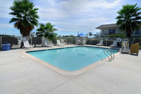 Outdoor pool, open 9:00 AM to 9:30 PM, pool umbrellas, sun loungers - Motel 6 Galveston, TX (Galveston)