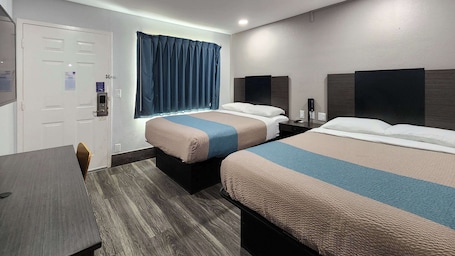 Escrivaninha, espaço de trabalho para notebook, Wi-Fi de cortesia. Motel 6 Galveston, TX