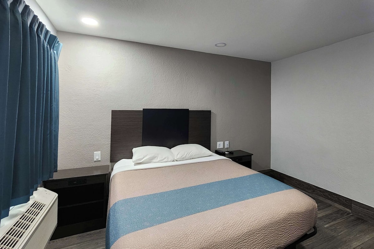 Desk, laptop workspace, free WiFi, bed sheets