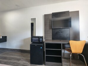 書桌、筆電工作空間、免費無線上網、床單