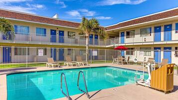 حمّام سباحة خارجي