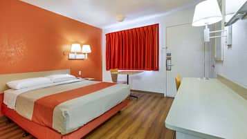 Cortinas blackout, wifi gratis y ropa de cama