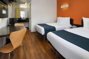 Cortinas blackout, Wi-Fi de cortesia, roupa de cama