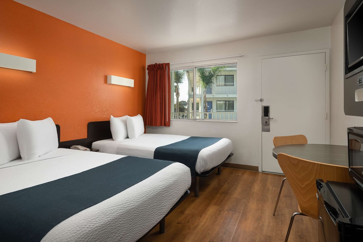 Verdunkelungsvorhänge, kostenloses WLAN, Bettwäsche