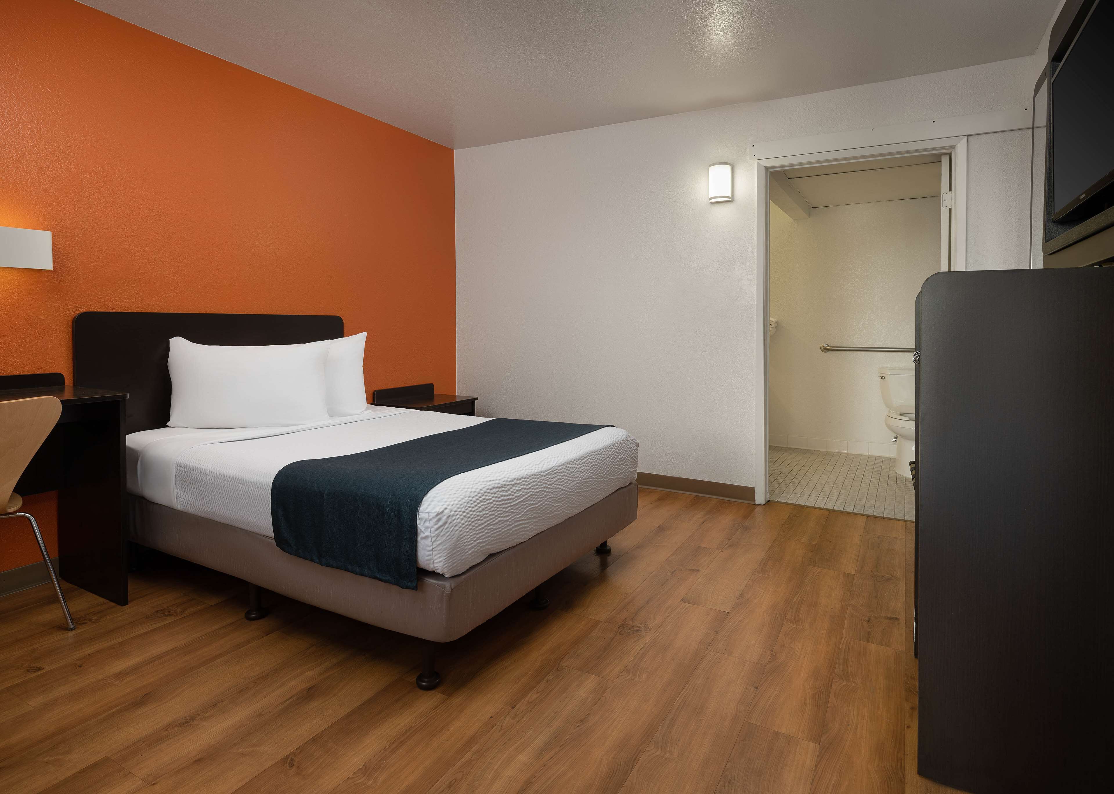 Verdunkelungsvorhänge, kostenloses WLAN, Bettwäsche