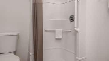 Een douche, handdoeken