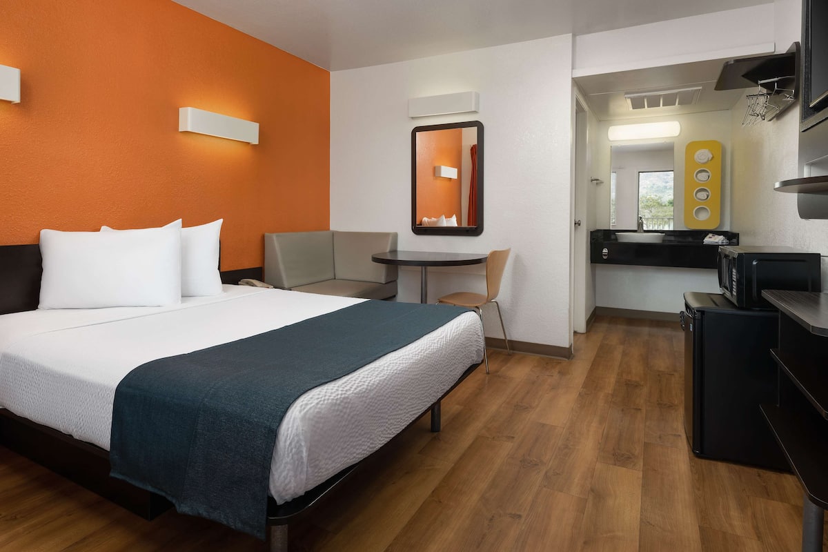 Verdunkelungsvorhänge, kostenloses WLAN, Bettwäsche