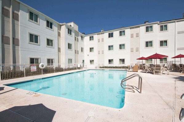 Seasonal outdoor pool - Motel 6 Brownsville, TX (Brownsville)