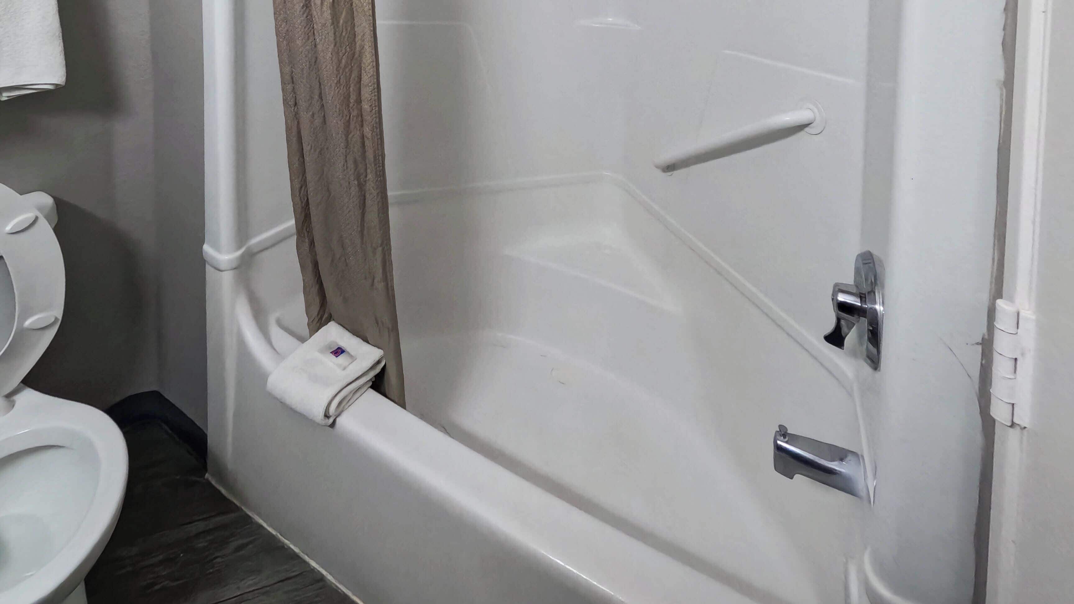 Combined shower/tub, towels