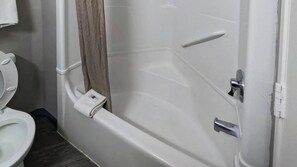 Combined shower/tub, towels