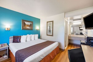 Deluxe Room, 1 King Bed, Non Smoking | Desk, free WiFi, bed sheets