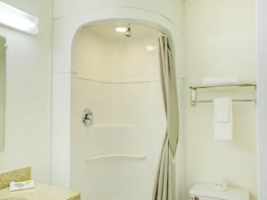 Quarto, 1 cama Queen | Banheiro | Produtos de toalete grátis, toalhas de banho