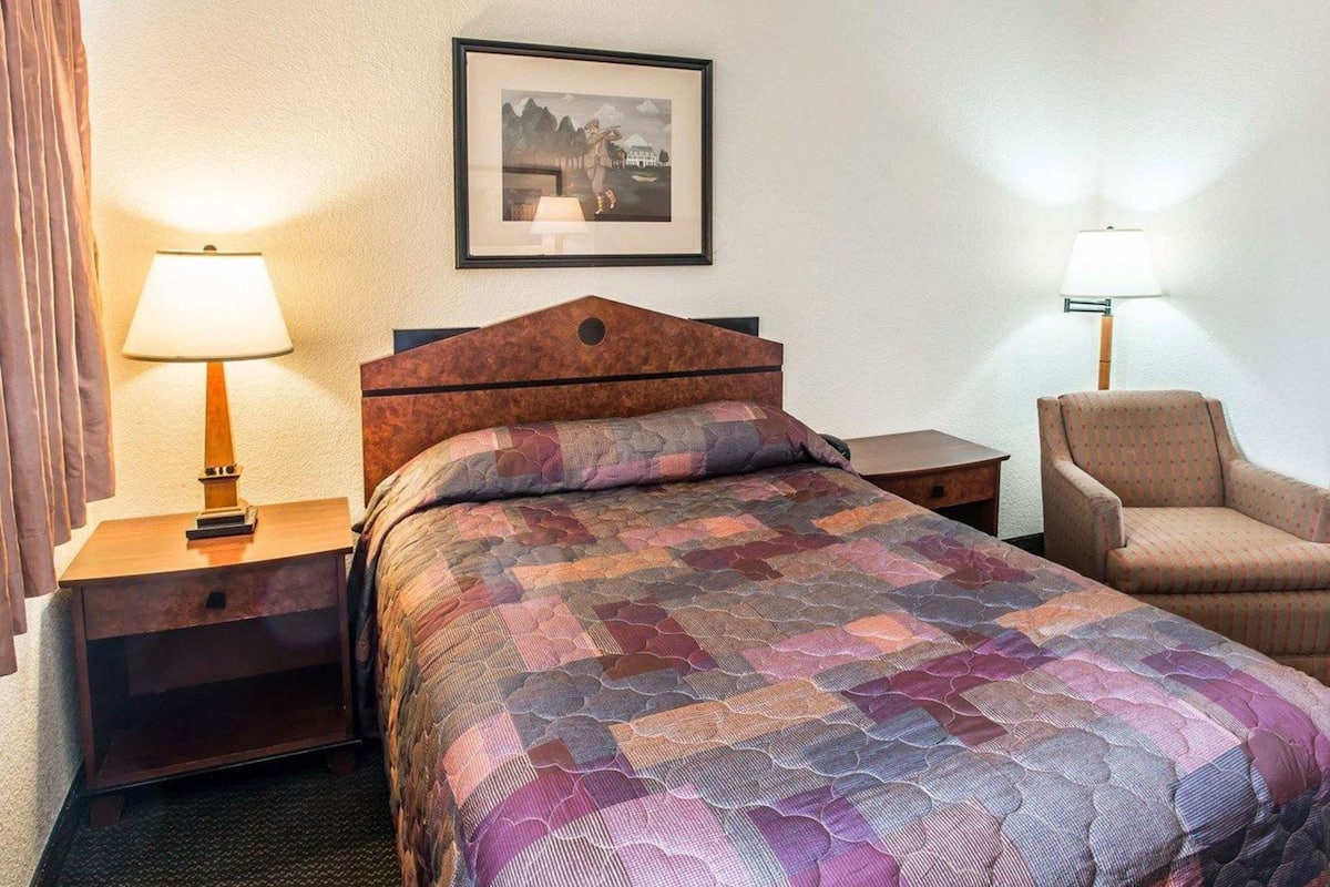 Desk, free WiFi, bed sheets