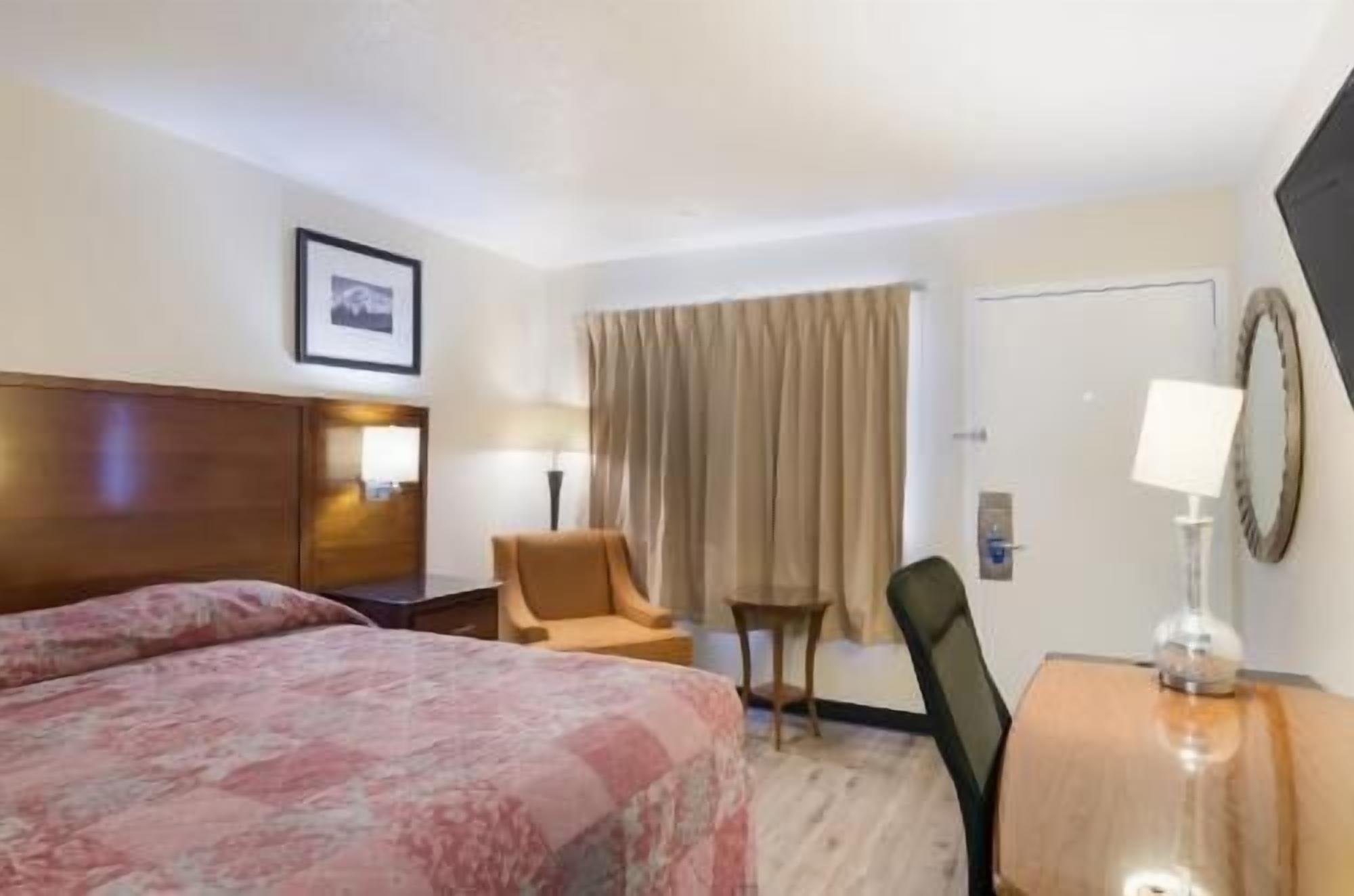 Escritorio, wifi gratis y ropa de cama 