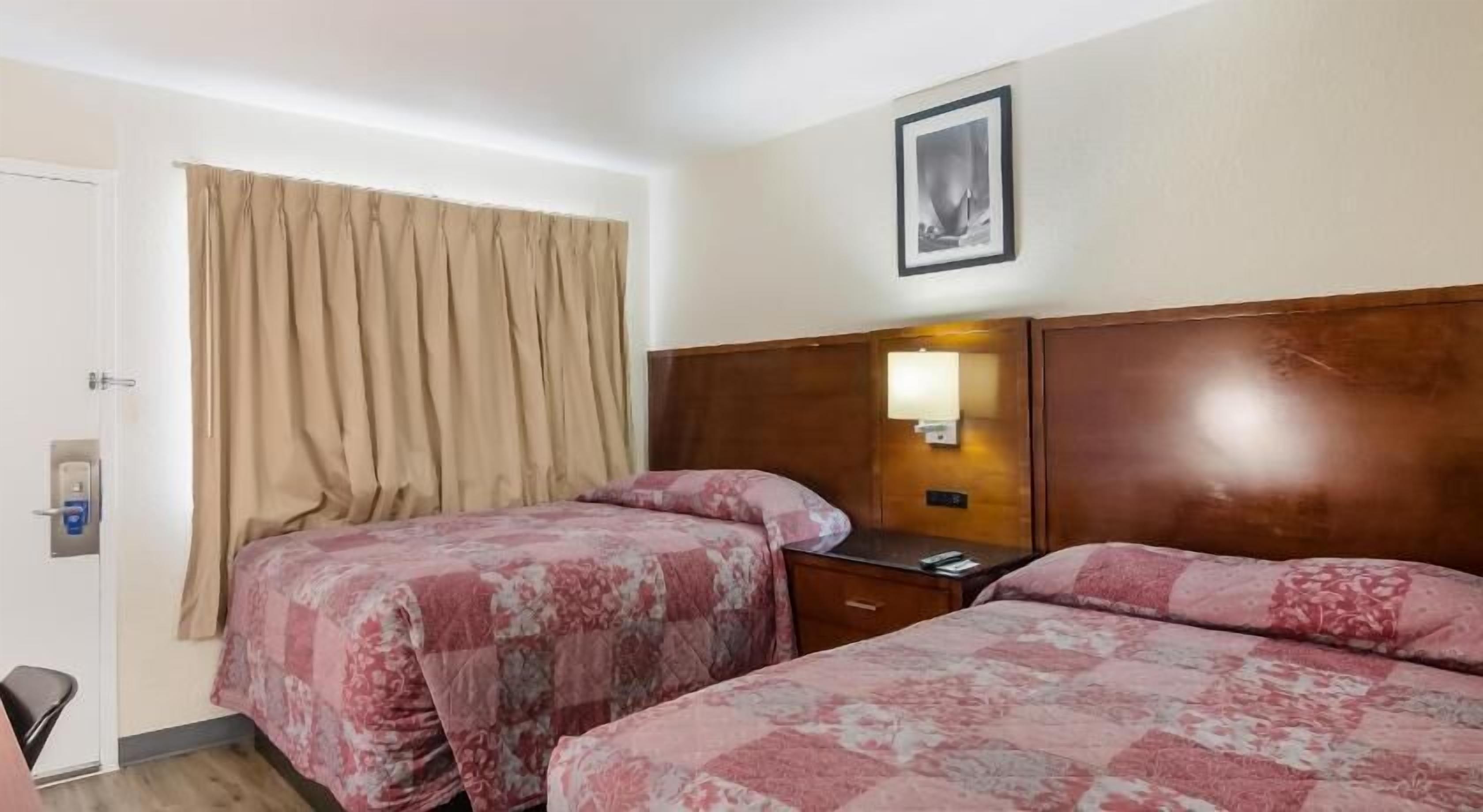 Escritorio, wifi gratis y ropa de cama 