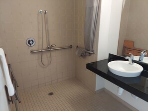 Douche, serviettes fournies, savon, papier toilette