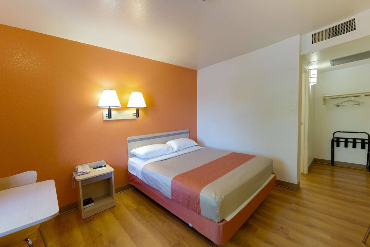 Minibaari, ilmainen Wi-Fi, vuodevaatteet