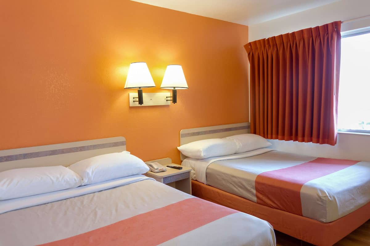 Minibar, free WiFi, bed sheets
