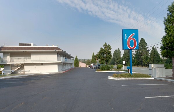 A motel with a large sign indicating it is number 6. - Motel 6 Weed - Mount Shasta (Weed)