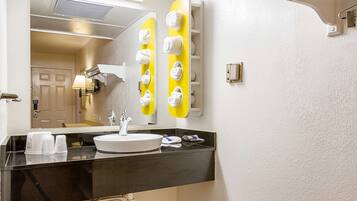 Combined shower/tub, towels