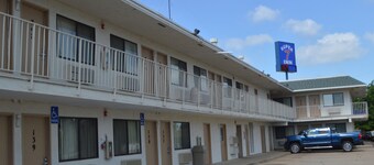 Super 7 Inn
