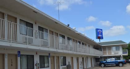 Super 7 Inn