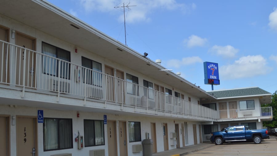 Super 7 Inn