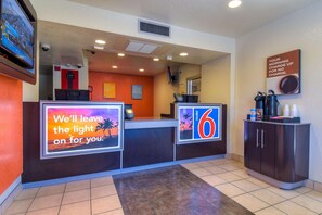 Lobby - Motel 6 Riverside West - Jurupa Valley (Jurupa Valley)