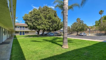 المنطقة المحيطة بالمنشأة